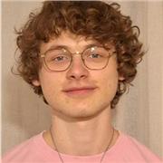 Je propose des cours adaptés à ton rythme. À l’écoute et bienveillant, je t’aide à progresser. Contacte-moi !